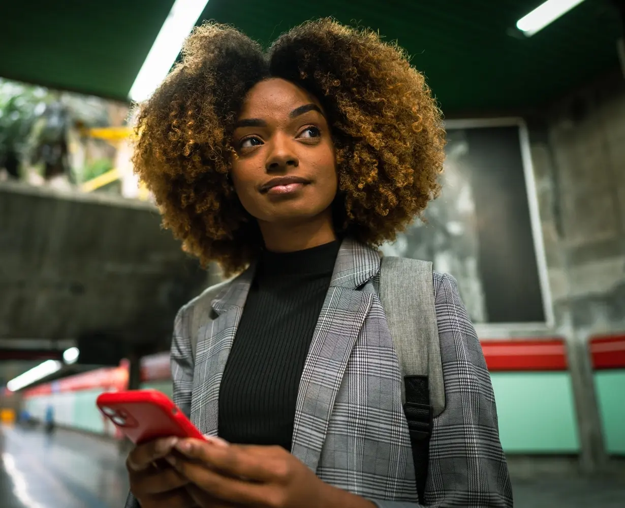 Mulher Mexendo no Celular