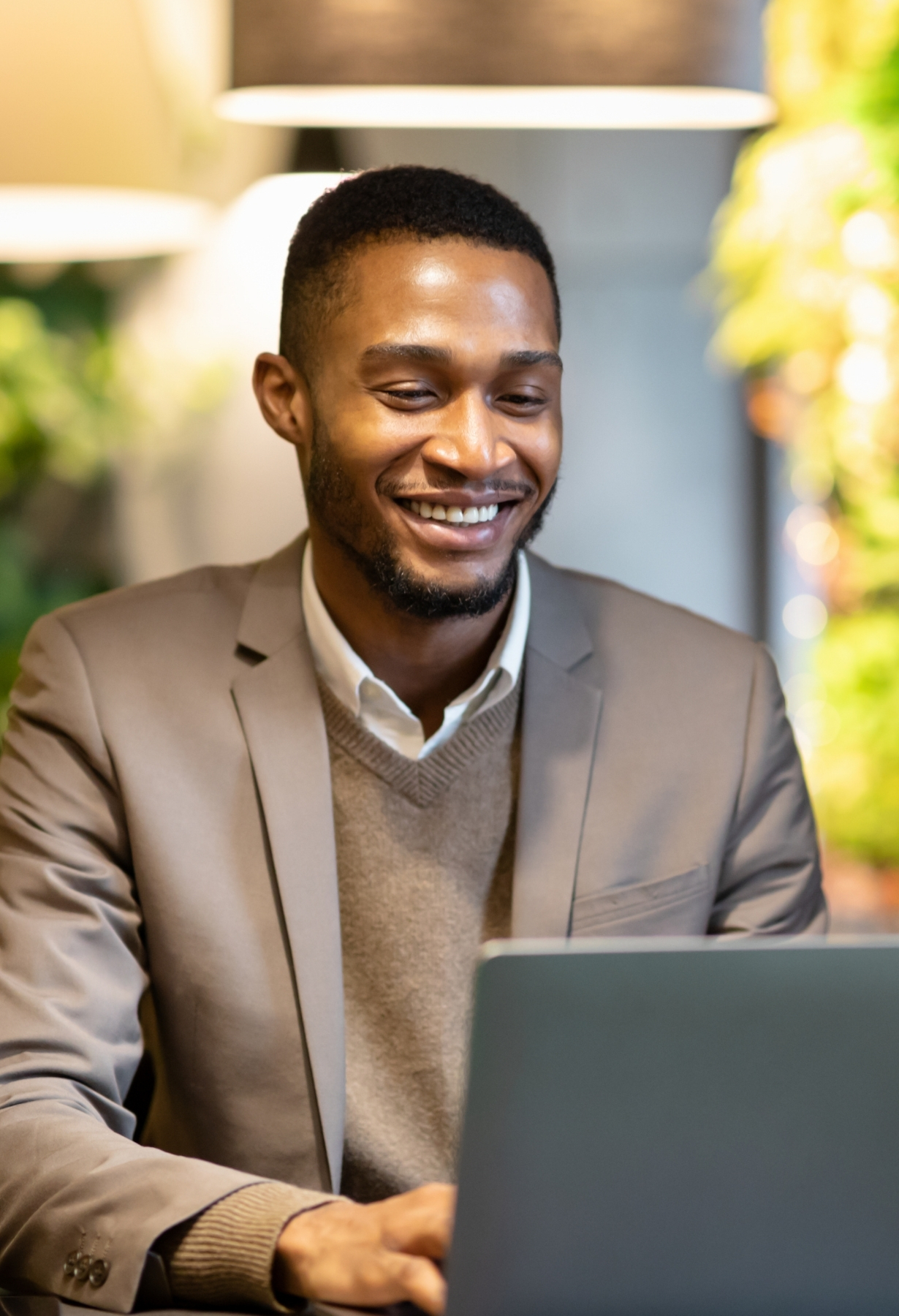 Pessoa no Computador (WhatsApp)